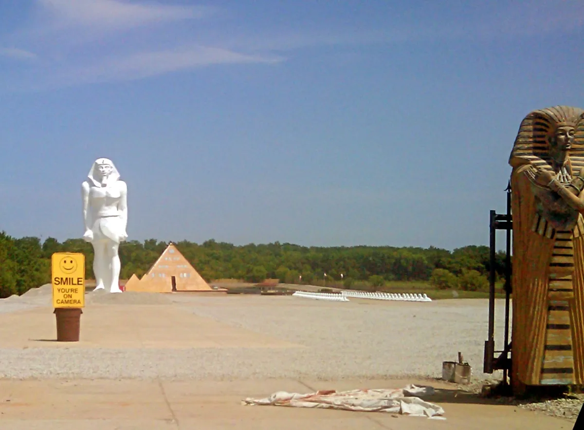 Gold Pyramid House in Wadsworth with Egyptian-style statues beside the entrance, photographed in 2009